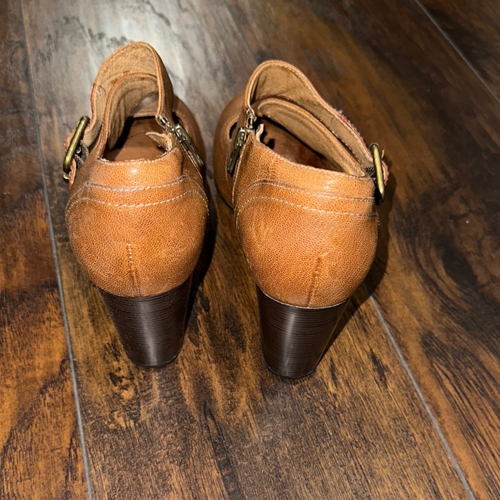 Clarks Brown Distressed Leather Women's Block Heels with Buckle And Zipper - Picture 5 of 9